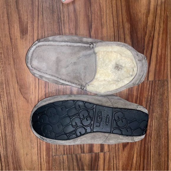 Men’s Sz. 9 UGG Ascot Slippers in good/fair condition - Picture 5 of 8